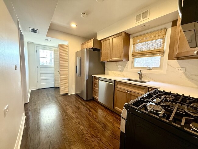 Foto del edificio - 6017 W Montrose Ave