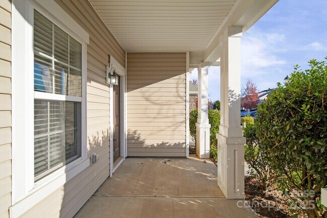 Foto del edificio - 6223 Woodland Commons Dr