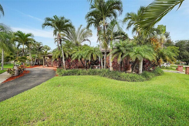 Building Photo - 1518 N Yale Dr