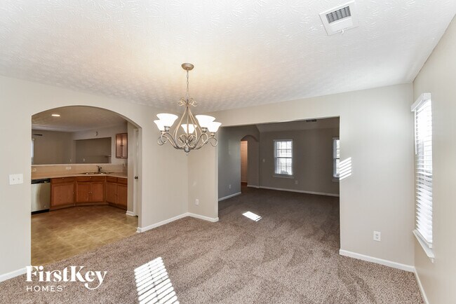 Foto del edificio - 5465 Rock Lake Dr
