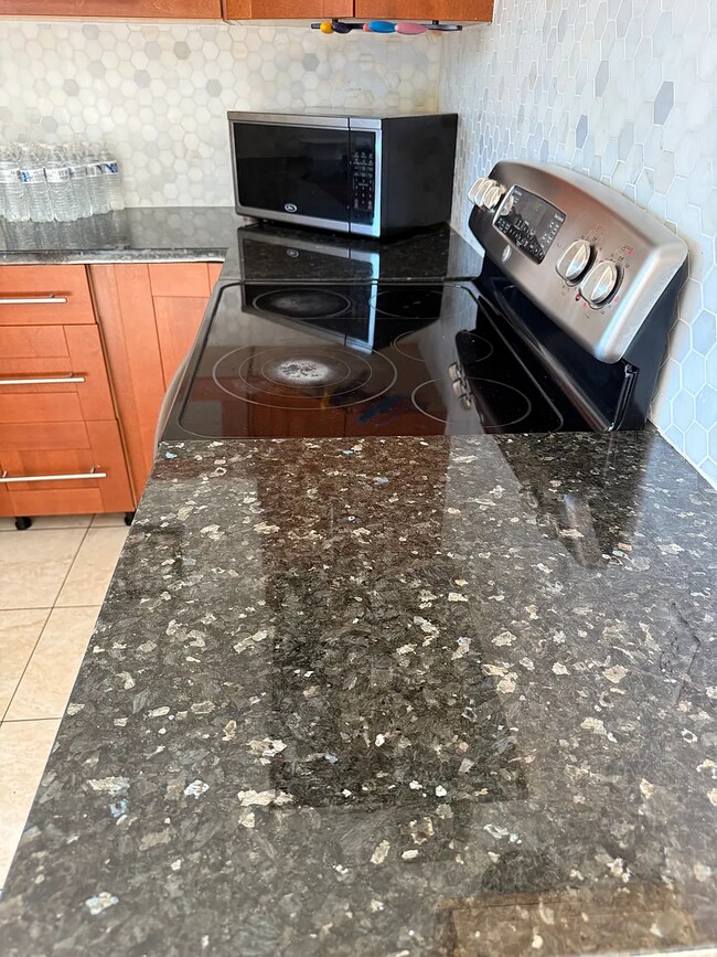 Foto del edificio - Luxurious 2-Bedroom Townhouse in Gated Com...