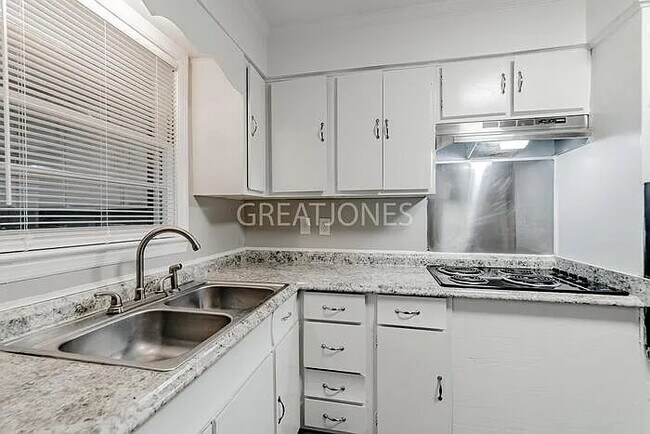 Foto del edificio - 1303 Whitehorse St