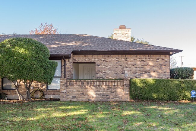 Building Photo - 2 Bedroom, 2 Bath in Overton South
