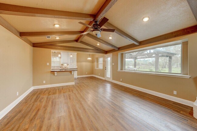Building Photo - This charming 3-bedroom, 2-bathroom oasis ...