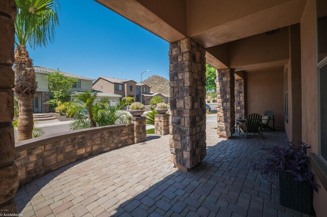 Building Photo - Gorgeous 5 bed 3.5 bath 3 car garage home,...