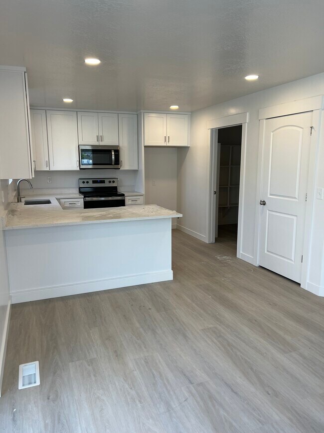 Building Photo - 984 N 500 W