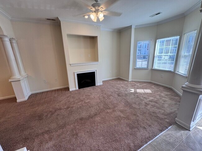 Foto del edificio - 2 Bed 2 Bath SPACIOUS Town Home! LOCATION LOCATION LOCATION!