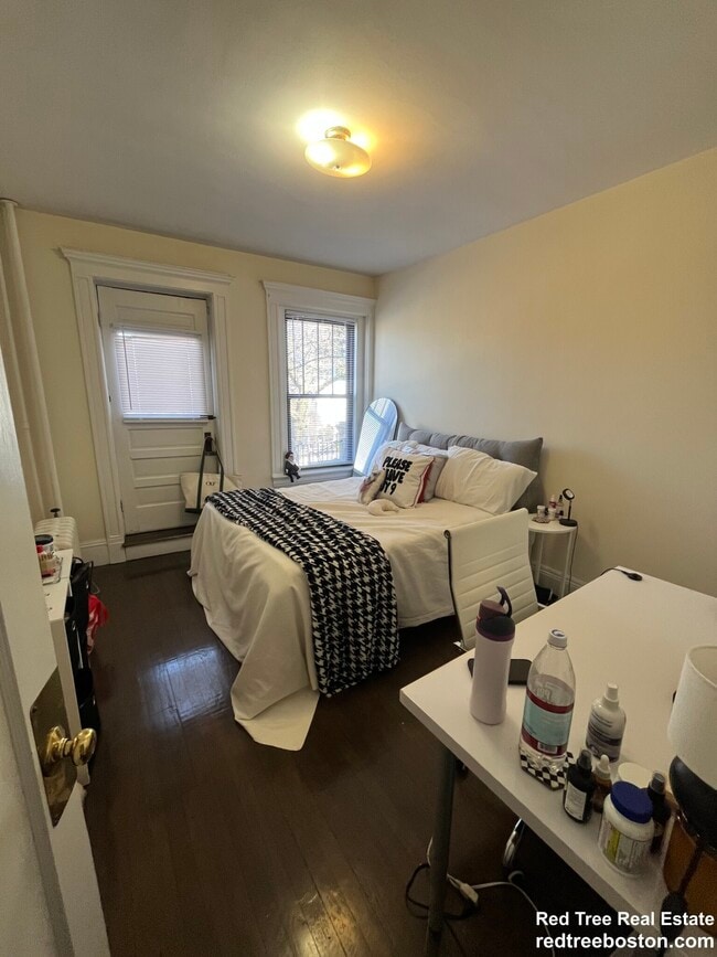 Building Photo - 458 Park Dr