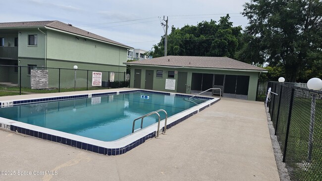 Building Photo - 1556 University Ln