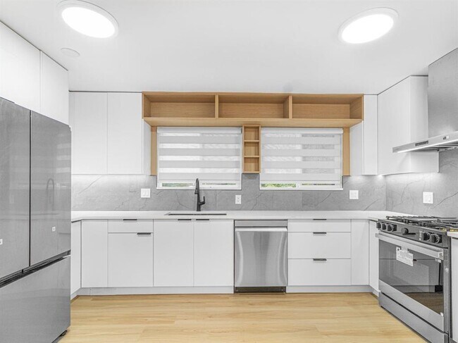 Photo du bâtiment - 34333 George Ferguson Way