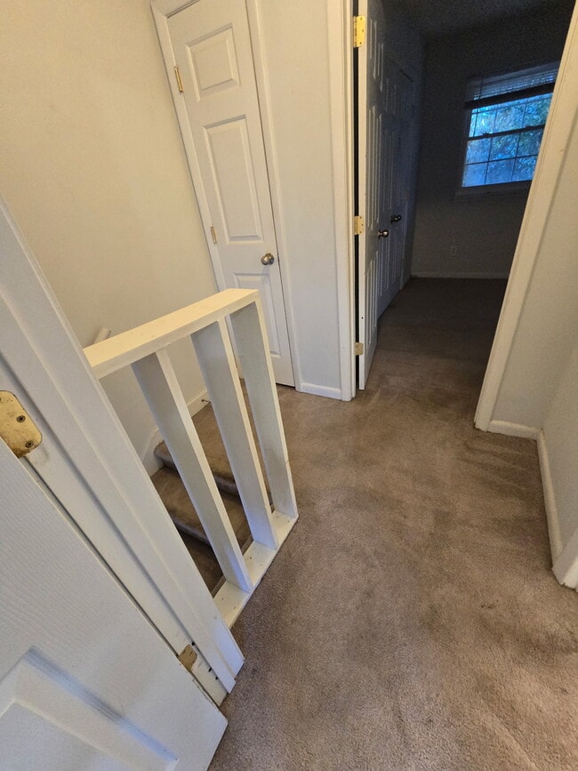 Building Photo - 1620 Crest Rd