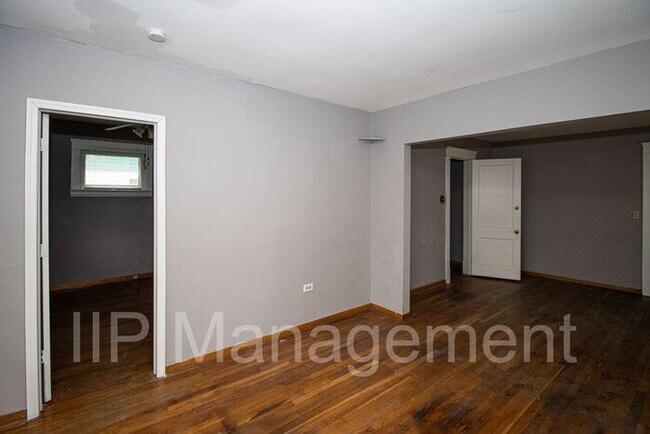 Building Photo - Lovely 2BR 1BA Down Unit in Shaker Heights...