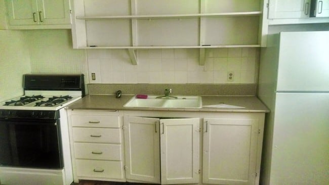 Kitchen - 1205 Hall St