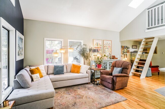 Foto del edificio - Tastefully Updated One Level Home with a B...