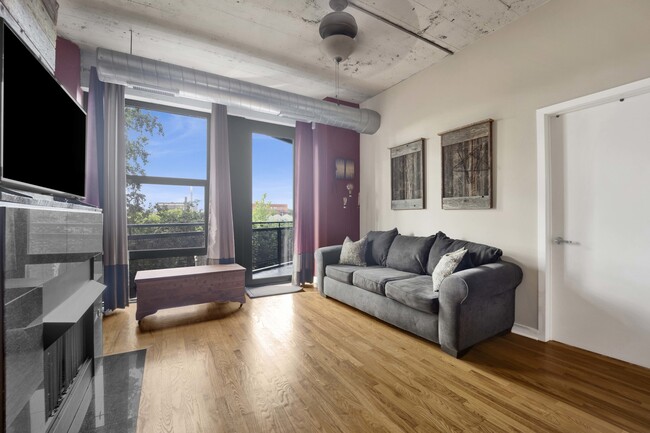 Building Photo - 1071 W 15th St