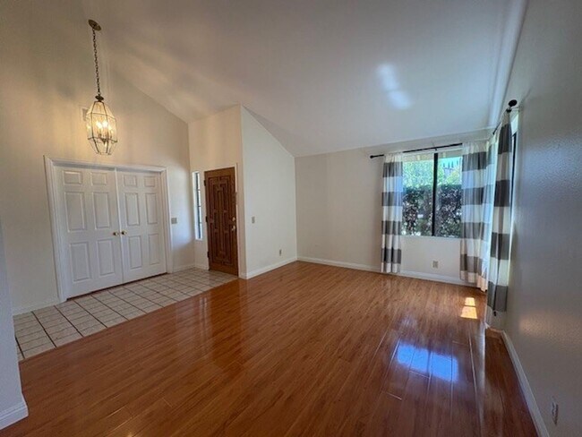 Foto del edificio - 2133 Laurelwood Dr