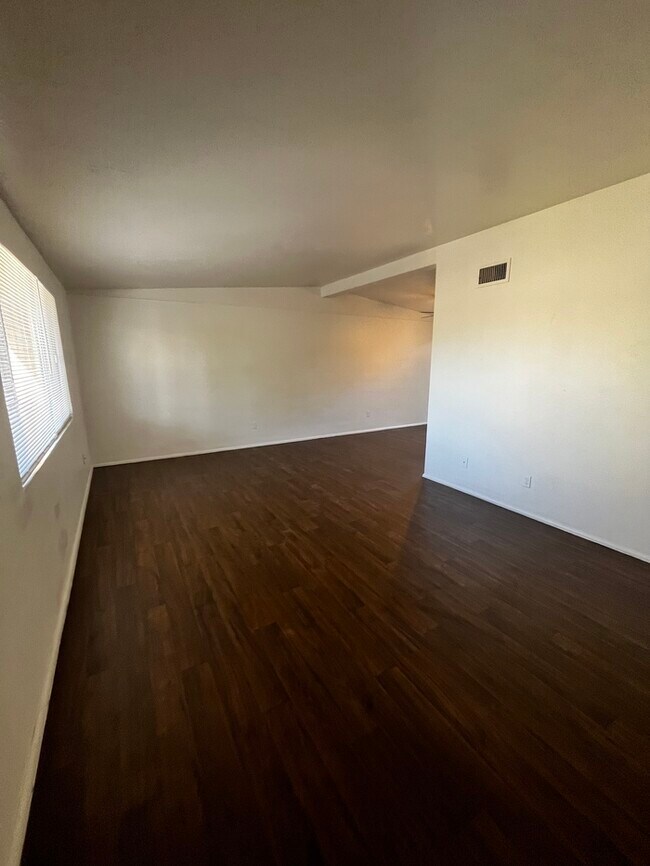 Foto del edificio - 2 bed two bath, with small yard. Near U of A