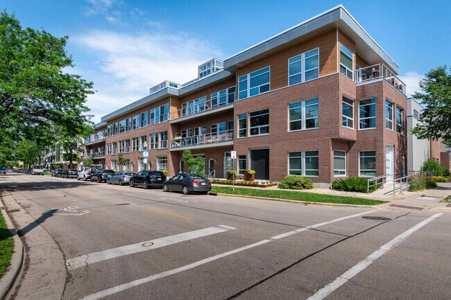Building Photo - 803 E Mifflin St