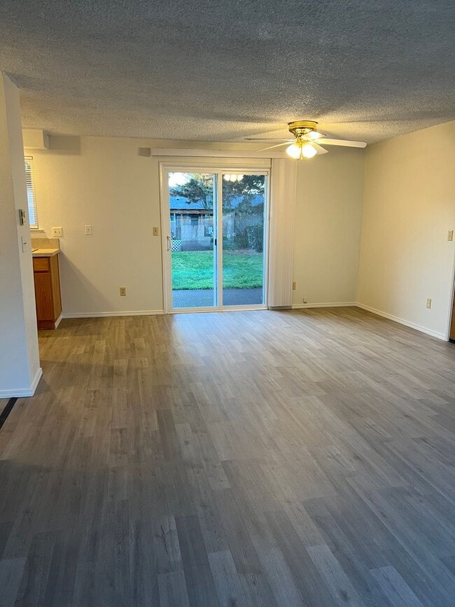 Building Photo - 1055 SE Villard St
