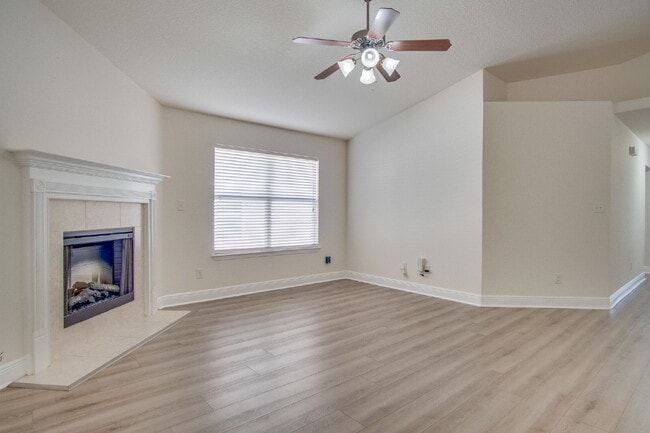 Foto del edificio - 3-Bedroom Home with Open Floor Plan, and Oversized Primary Suite