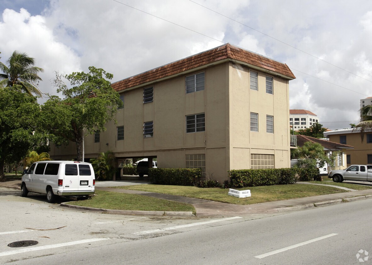 Building Photo - 1114 S Douglas Rd