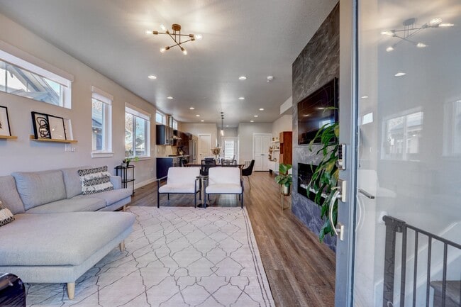 Foto del edificio - $4,145.95 - 3 Bed, 2.5 Bath Townhome In Denver with Central AC and Outdoor Space!