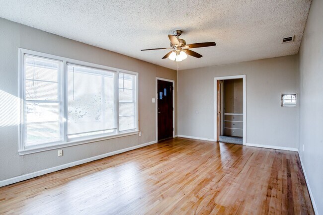 Building Photo - Spacious 3 Bedroom 1 Bath in Great Location!