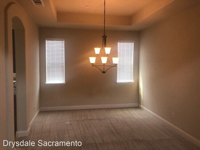 Foto del edificio - 5 br, 3.5 bath House - 5801 Almond Avenue