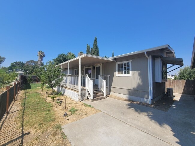 Building Photo - Cozy 2-Bedroom Home with Huge Garage in Kn...