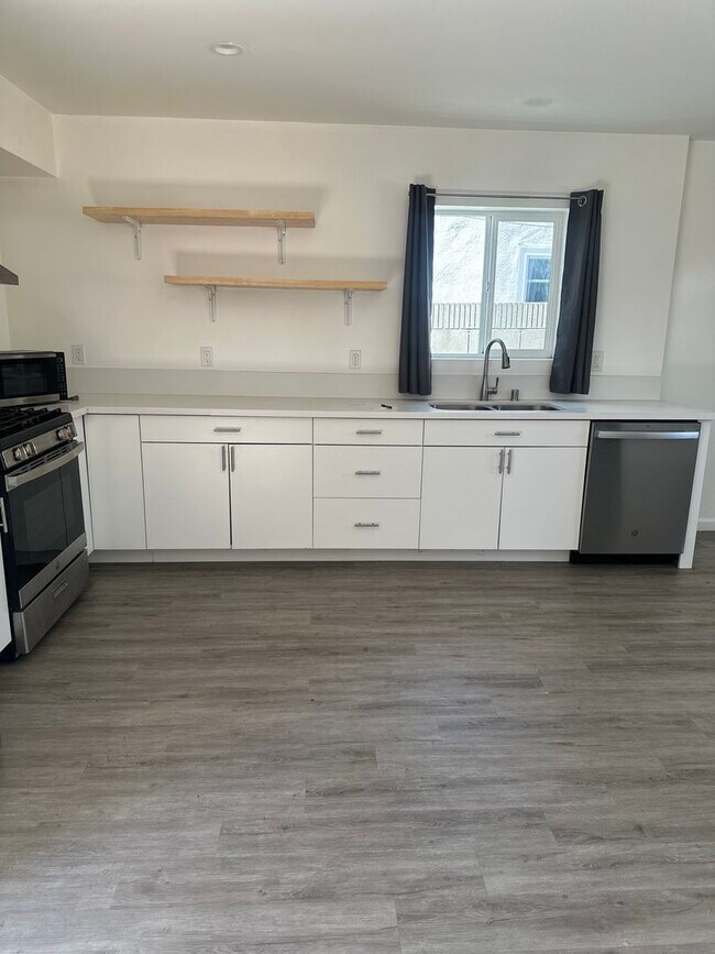 Foto del edificio - Beautiful, upgraded Studio with Parking and Washer/Dryer Hookups