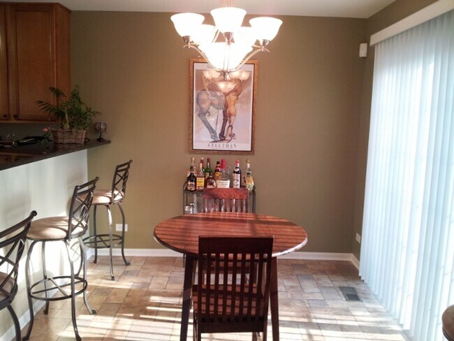Foto del edificio - Lakemoor 2 Bedroom 2.5 Condo Coming in June!