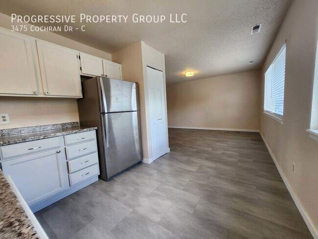Foto del edificio - 2-Bedroom Apartment: Modern Upgrades, Conv...