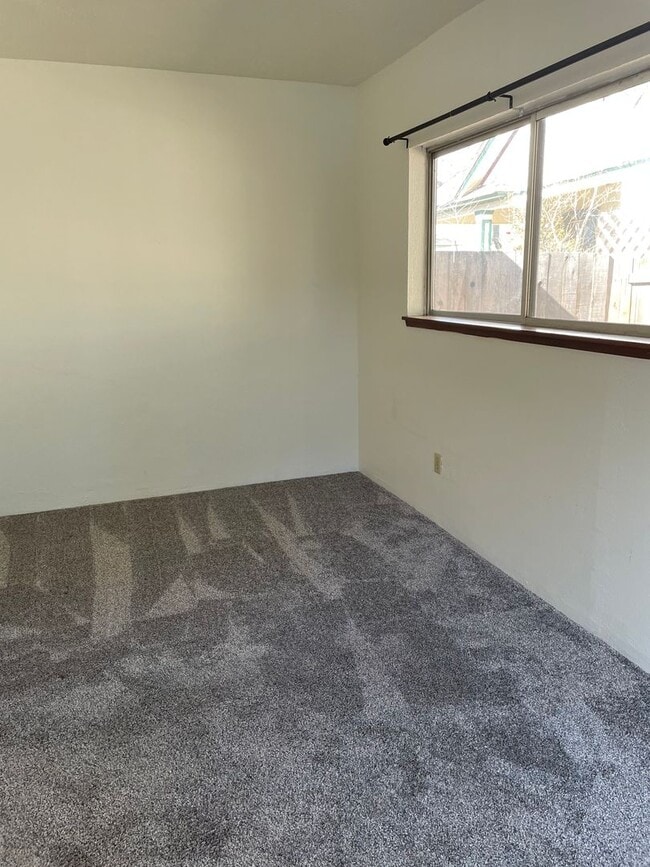 Building Photo - R543