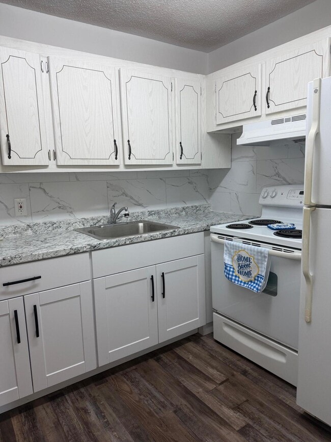 Building Photo - 180 Windsor E