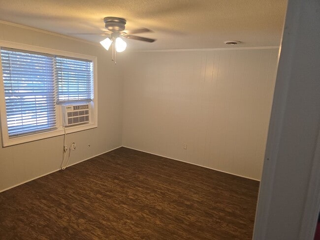 Building Photo - 1 bed 1 bath duplex Right off Garners Ferry Minutes from all the shopping and dinning