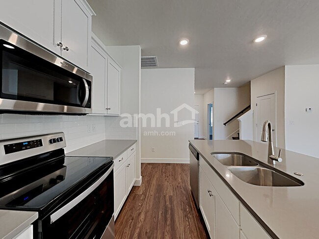 Building Photo - 1336 N Alderleaf Avenue