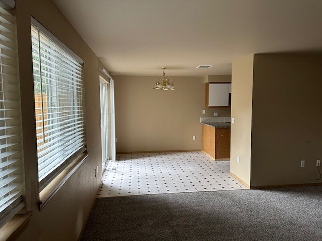Building Photo - 3 Bedroom Duplex Price reduced