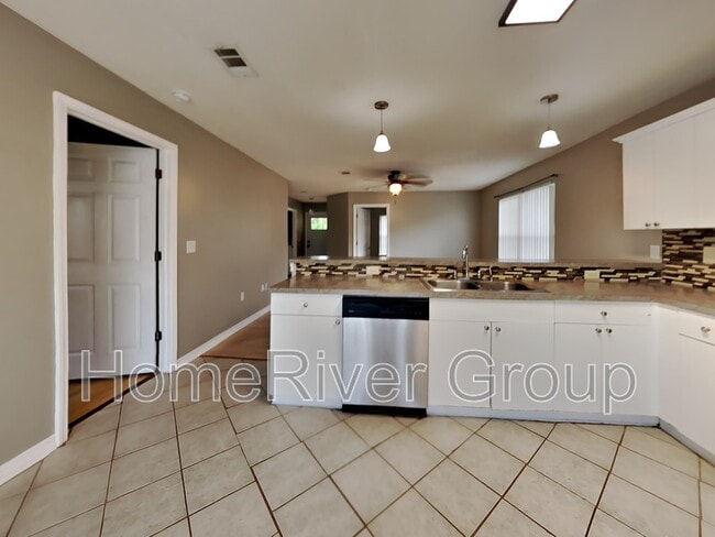 Building Photo - 352 Apple Dr
