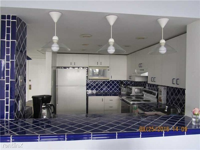 Building Photo - 1750 N Bayshore Dr