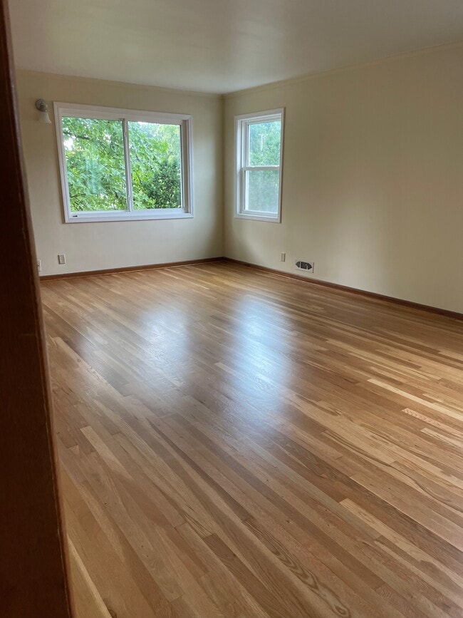 Living room - 1624 Roxbury Rd