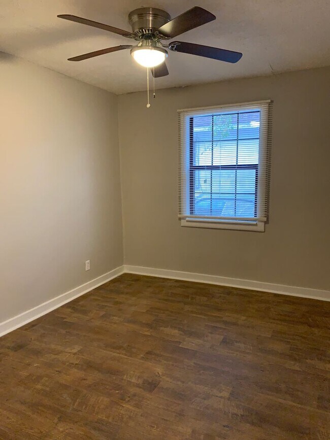 Building Photo - HUD Friendly 3 Bed 1.5 Bath Completely Rem...
