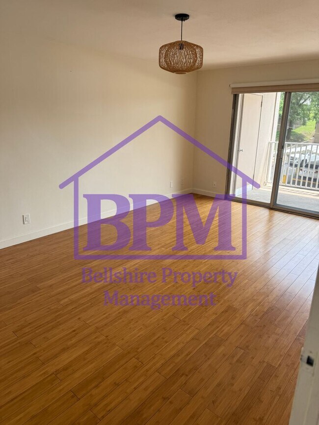 Building Photo - Modern 2 Bed, 2 Bath Condo in the Heart of...