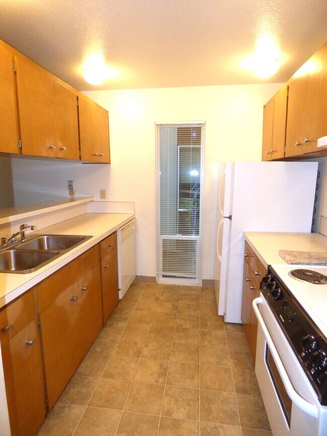 Foto del edificio - Rent Special: 1/2 Off May's Rent!! - Downstairs 2 Bedroom Unit