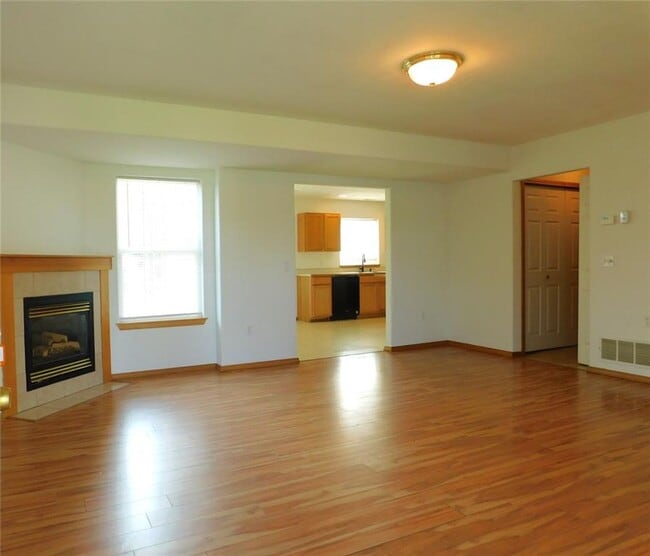 Building Photo - Bright & Spacious Duplex Near Lope Pine Pa...