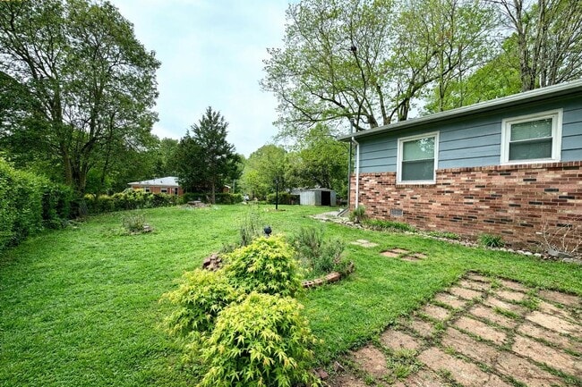 Foto del edificio - 1003 Robinhood Ln