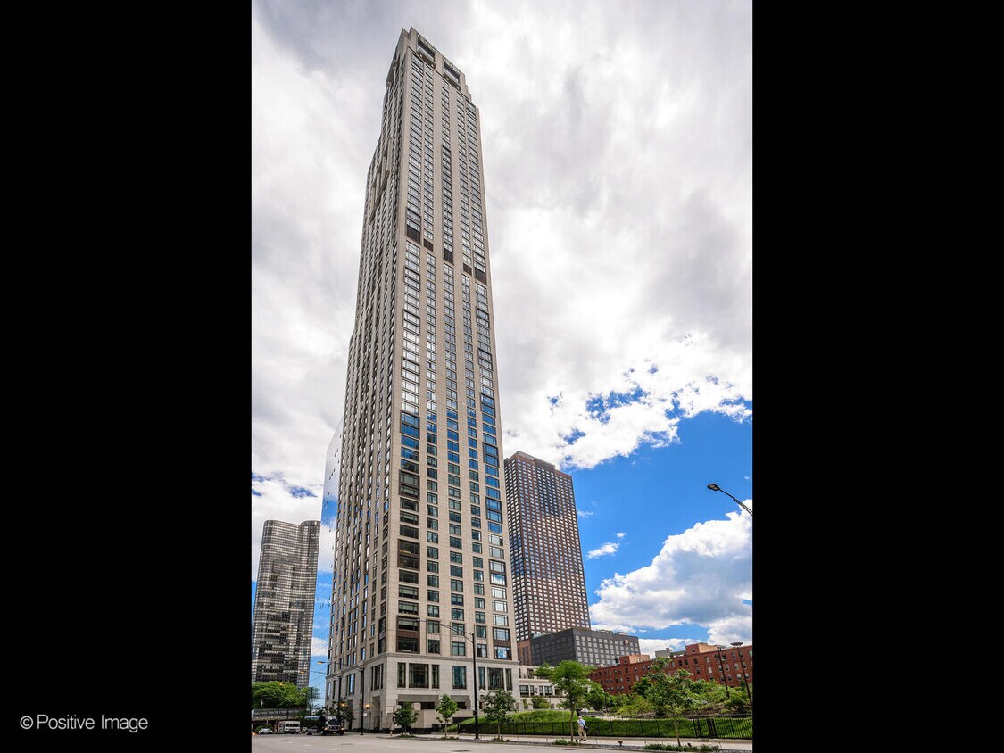 Foto principal - 451 E Grand Ave