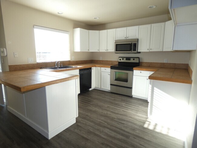 Foto del edificio - 4 bedroom, 2 bathroom in Suisun City