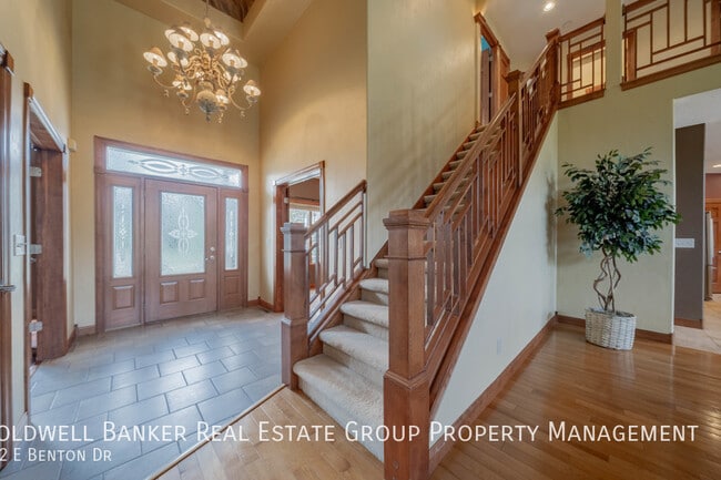 Building Photo - Executive North Appleton Home