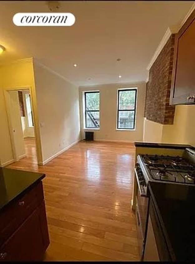 Primary Photo - 239 Henry St