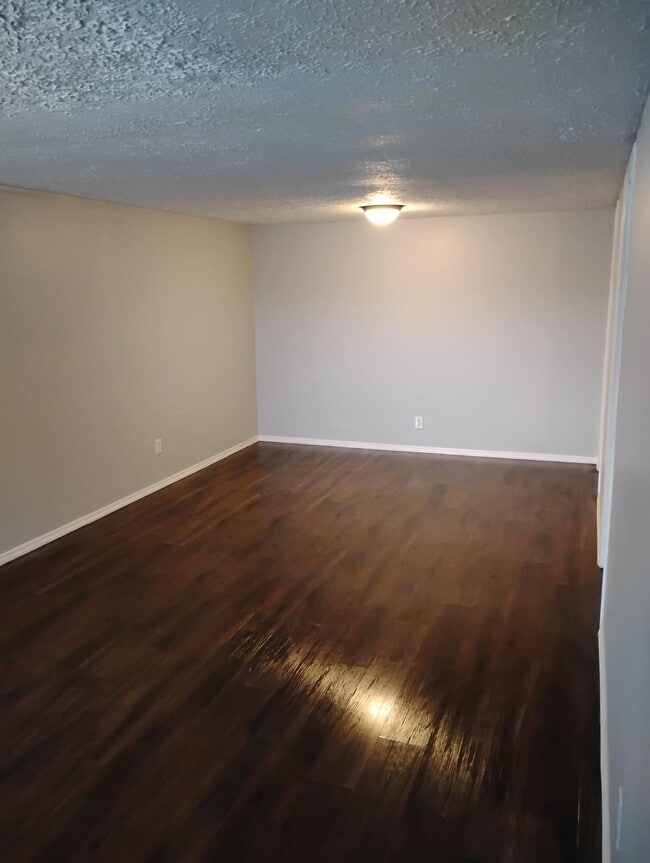 Building Photo - 1100 Northview Dr